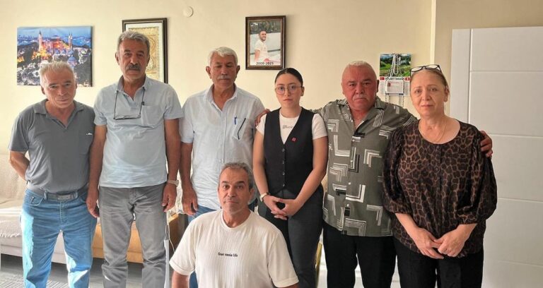 chpli-berna-ozgulden-hayatini-kaybeden-motokurye-emrullah-kilicin-ailesine-ziyaret-8jXE4ILn.jpg