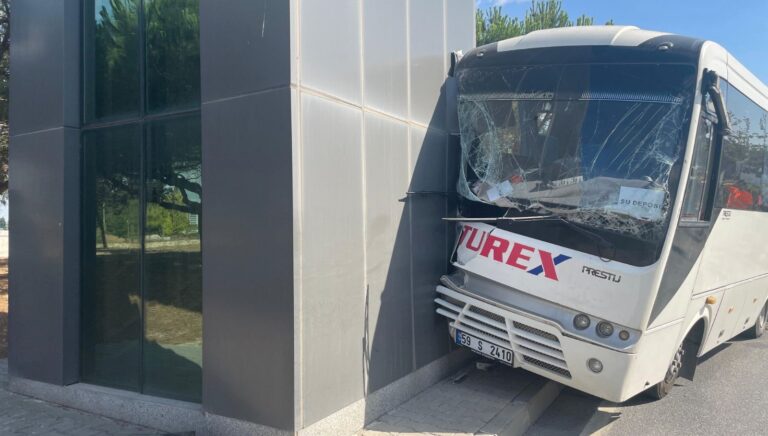 servis-araci-beton-direge-carpti-16-isci-yaralandi-ytpMSrDE.jpg