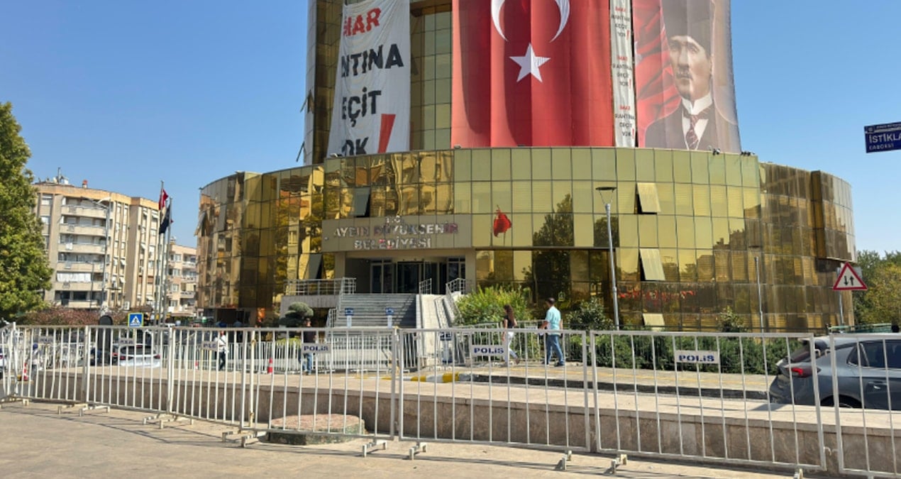 gerginlik sonrasi aydin buyuksehir belediyesinde bariyer onlemi fZtvIijf