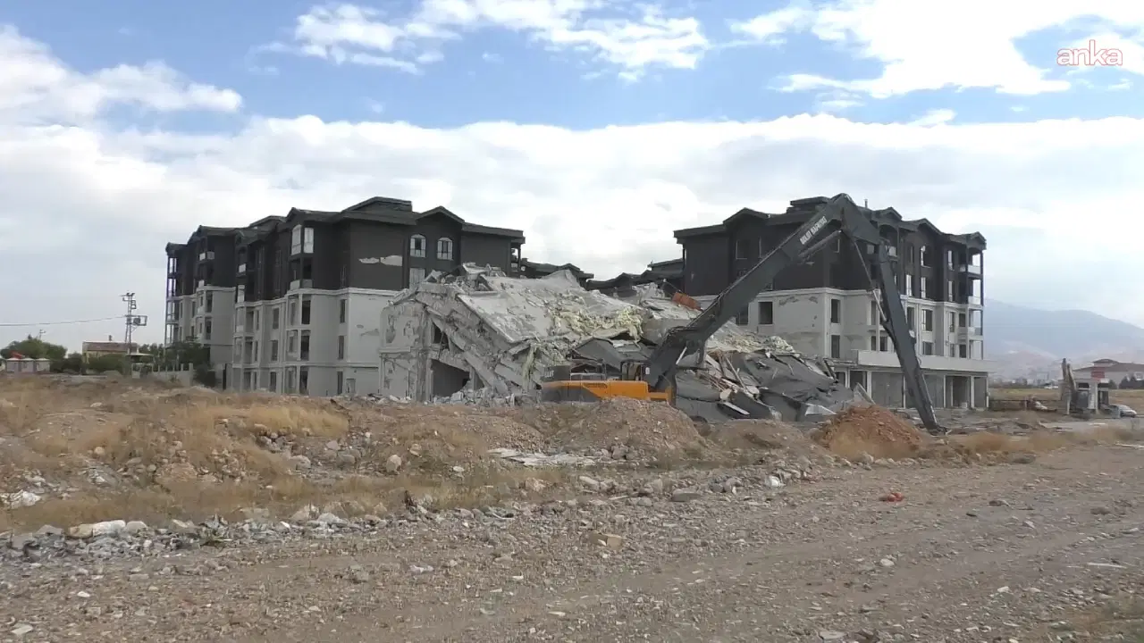 akpli yesilyurt belediyesinin saglam zemin guvenli yapi vaadi ile satisa cikardigi binalarin yikimina baslandi 8Cueyjrw.jpg