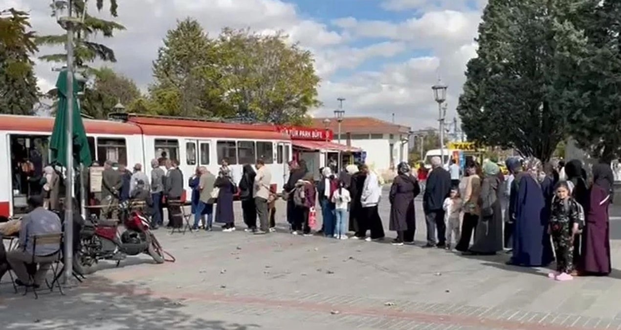 akpnin kalesinde ucuz simit kuyrugu vbM4V6Jy.jpg