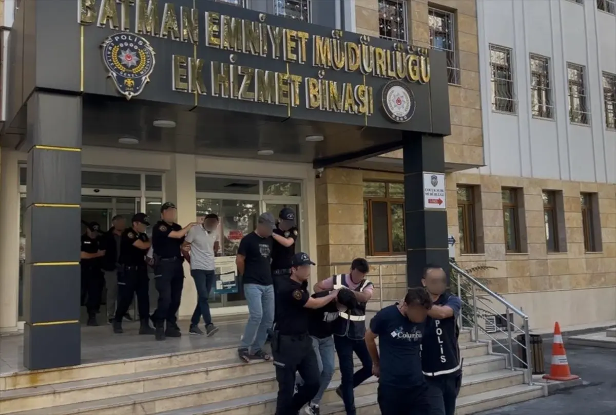 batmanda silahli kavga 1 polisle birlikte 8 yarali 4 kisi tutuklandi TsKnTGIG.jpg