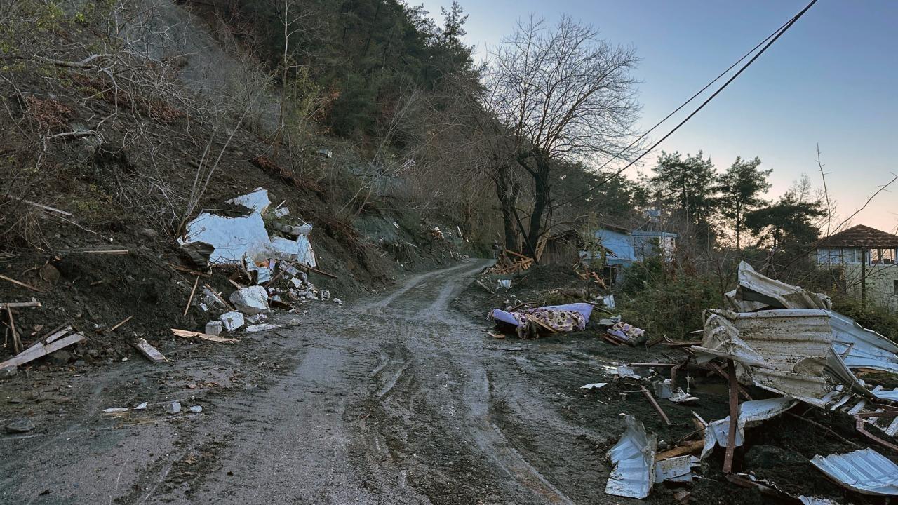 hatayda toprak kaymasi can aldi kepce operatoru ucuruma yuvarlandi Fa4qiTUl