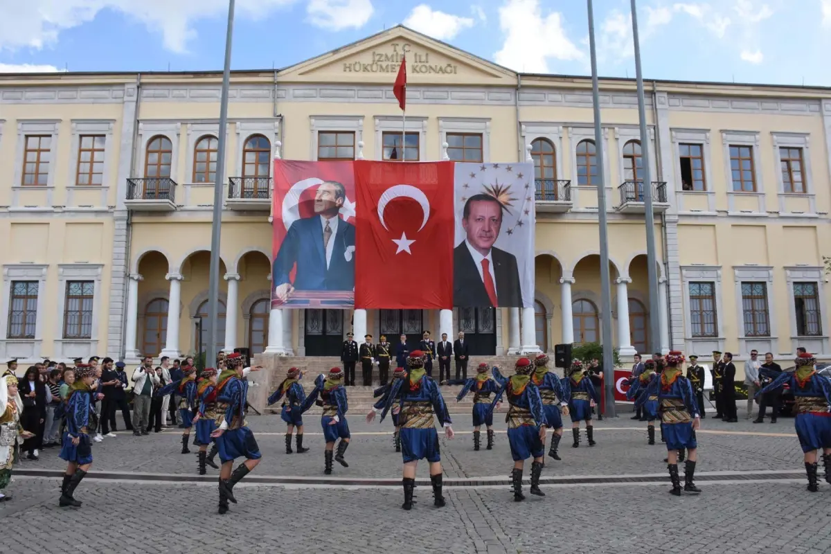 izmirde cumhuriyet bayrami kutlamalari QYcnPHel.jpg