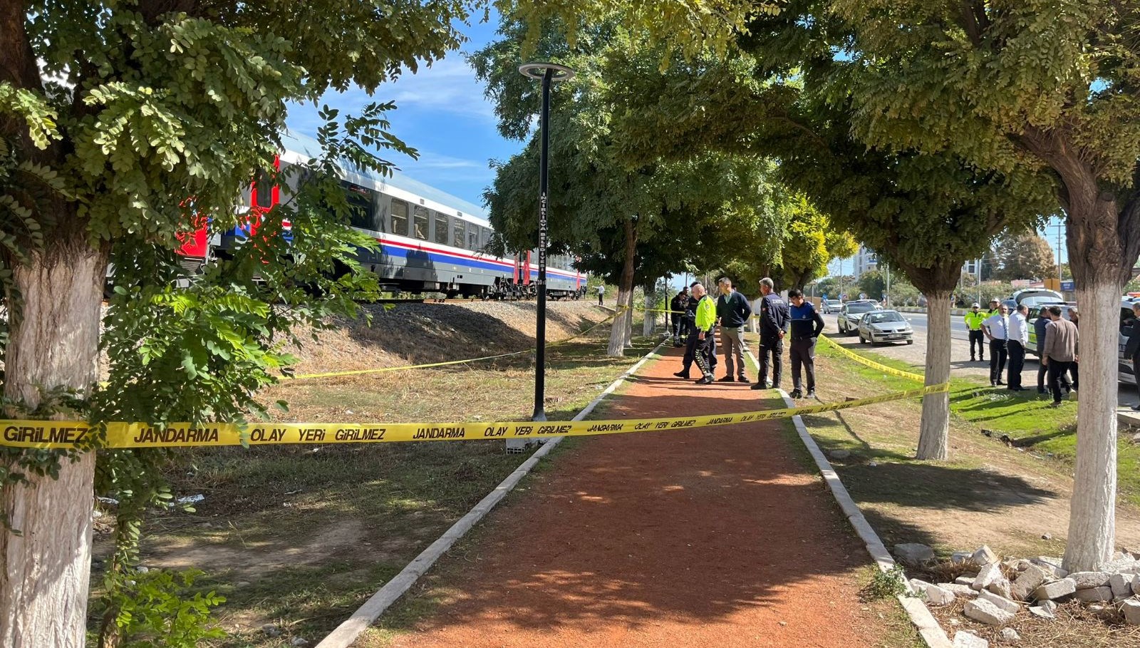 torununu kurtarmak isterken tren carpti f8b89Z7k.jpg