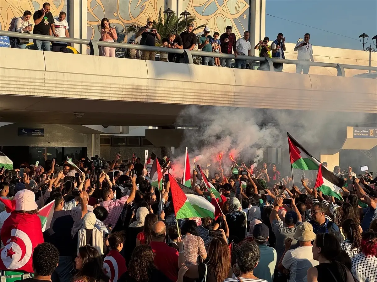 tunuslu aktivistler ciceklerle karsilandi CAIZijgO