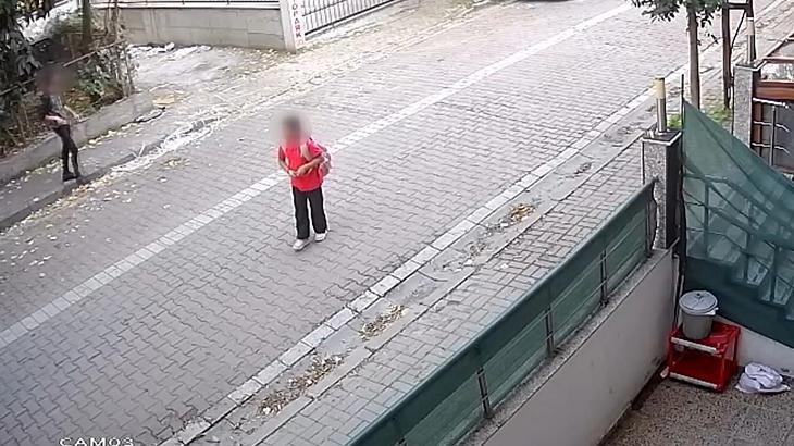 avcilarda soke eden anlar 10 yasindaki kizi takip edip yanina cagirdi annesi gelince kacti RZDR4kI9.jpg