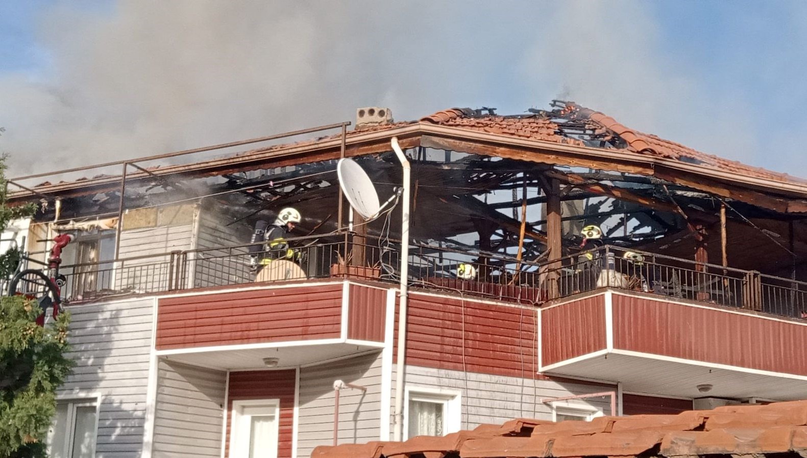 denizlide korkutan yangindan 5 kisi kurtarildi Aq5aUFhm.jpg