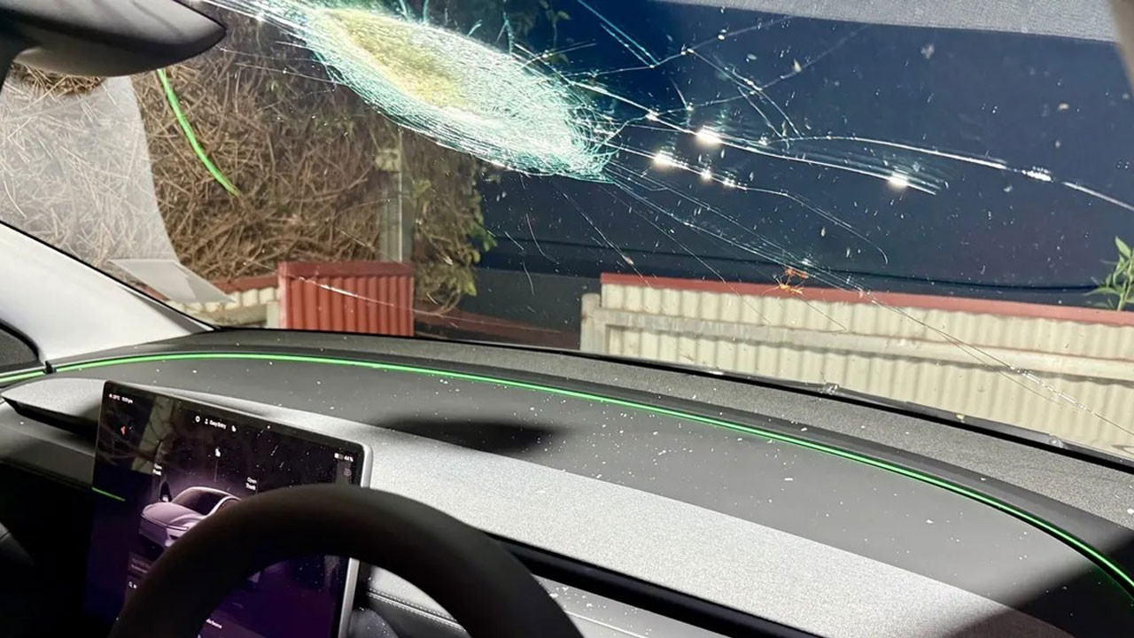 gizemli kaza yolda giden tesla model yye uzaydan gelen bir cisim mi carpti Zh1yTJIJ.jpg