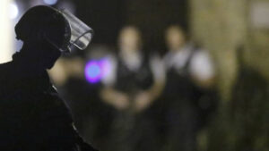 meydan-dayagindan-taninmaz-hale-geldi-sarhos-polislere-gozalti-cDigQwFx