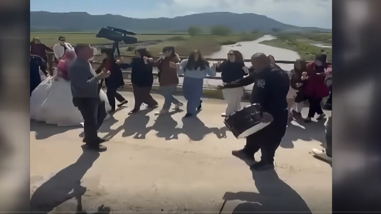 Geleneksel Düğün Coşkusu: Köprüden Geçen Gelin ve Damat Göz Doldurdu