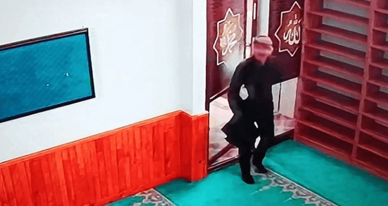 Caminin Bağış Kutularını Çalan Şüpheli Kayboldu