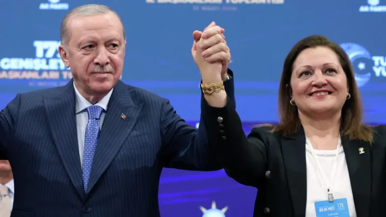 chpli-asu-kayadan-akpye-gecen-burcu-koksala-sert-tepki-dun-hirsiz-dediklerinin-bugun-elini-eelmztI5