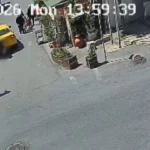 sislide-korkutan-anlar-79-yasindaki-geri-manevra-yapan-taksinin-altinda-kaldi-qpvCLYEJ