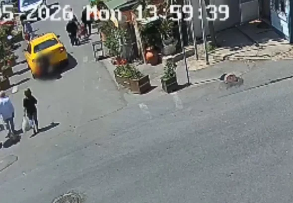 sislide-korkutan-anlar-79-yasindaki-geri-manevra-yapan-taksinin-altinda-kaldi-qpvCLYEJ
